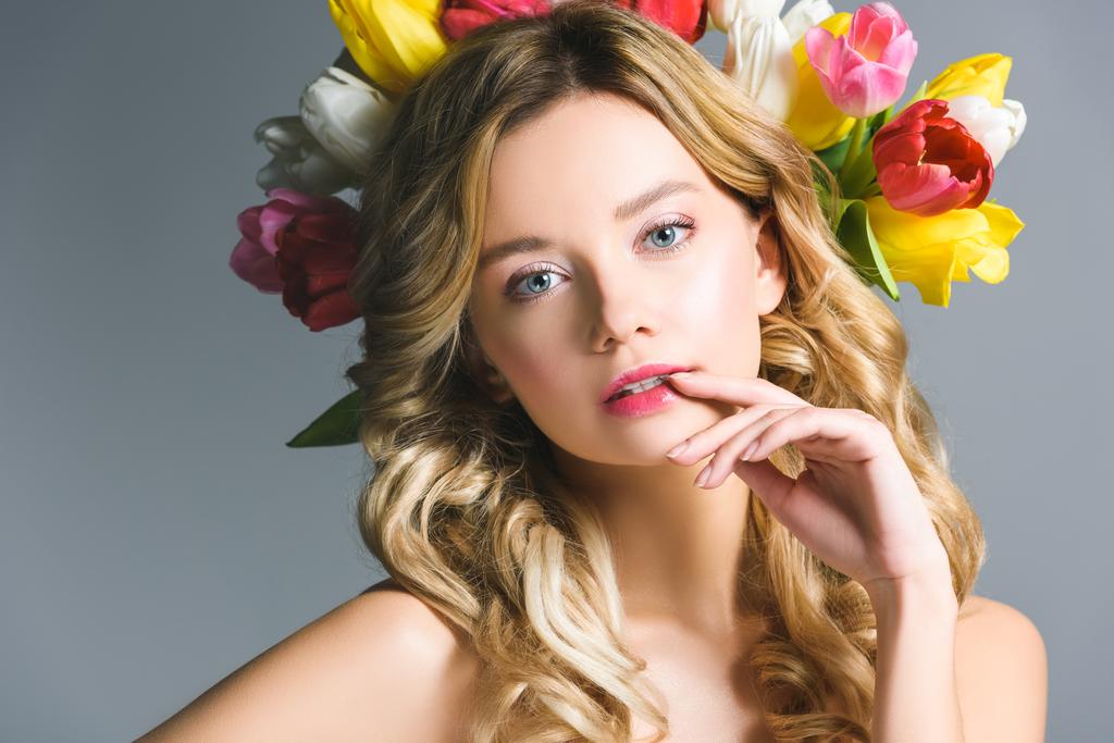 menina elegante com grinalda de flores no cabelo isolado em cinza
 - Foto, Imagem