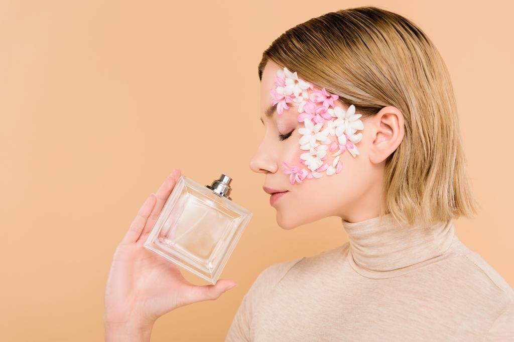 belle femme avec des fleurs sur le visage odeur parfum isolé sur beige
 - Photo, image