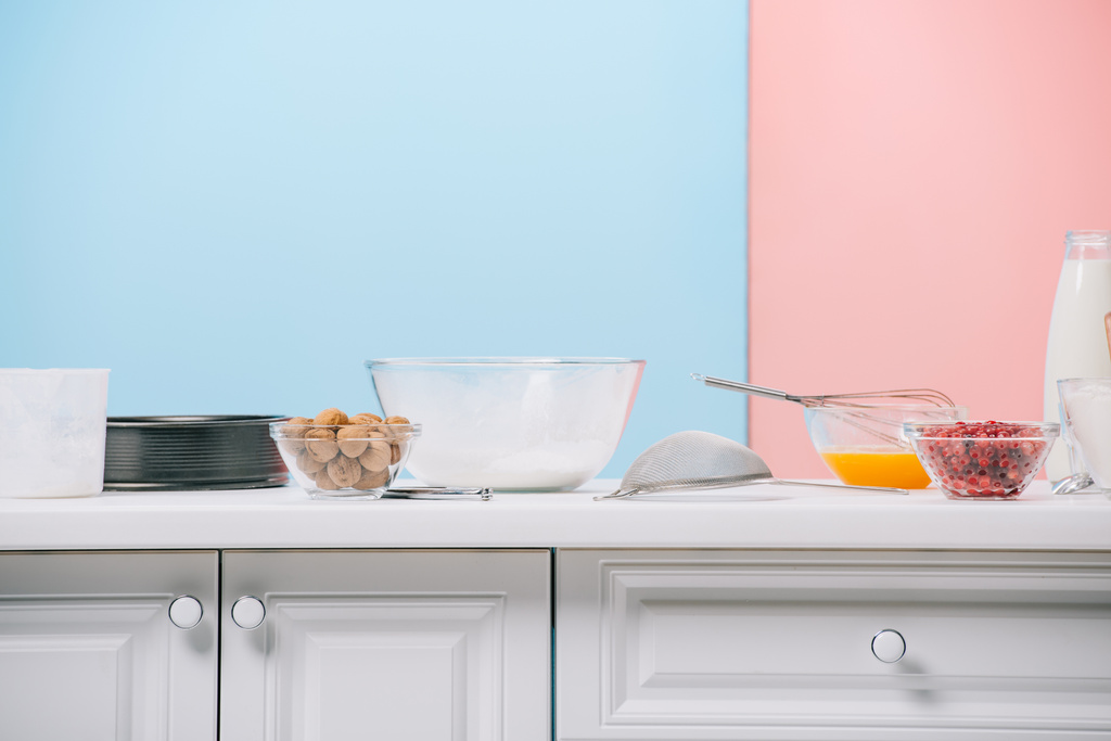 различные продукты и посуда для приготовления пищи на белом кухонном столе на двухцветном фоне
 - Фото, изображение