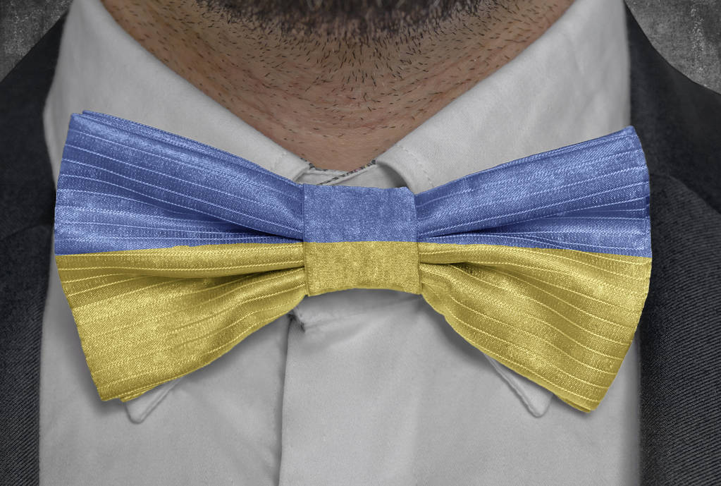 Εθνική σημαία της Ουκρανίας σχετικά με παπιγιόν επιχείρηση άνθρωπος κοστούμι - Φωτογραφία, εικόνα