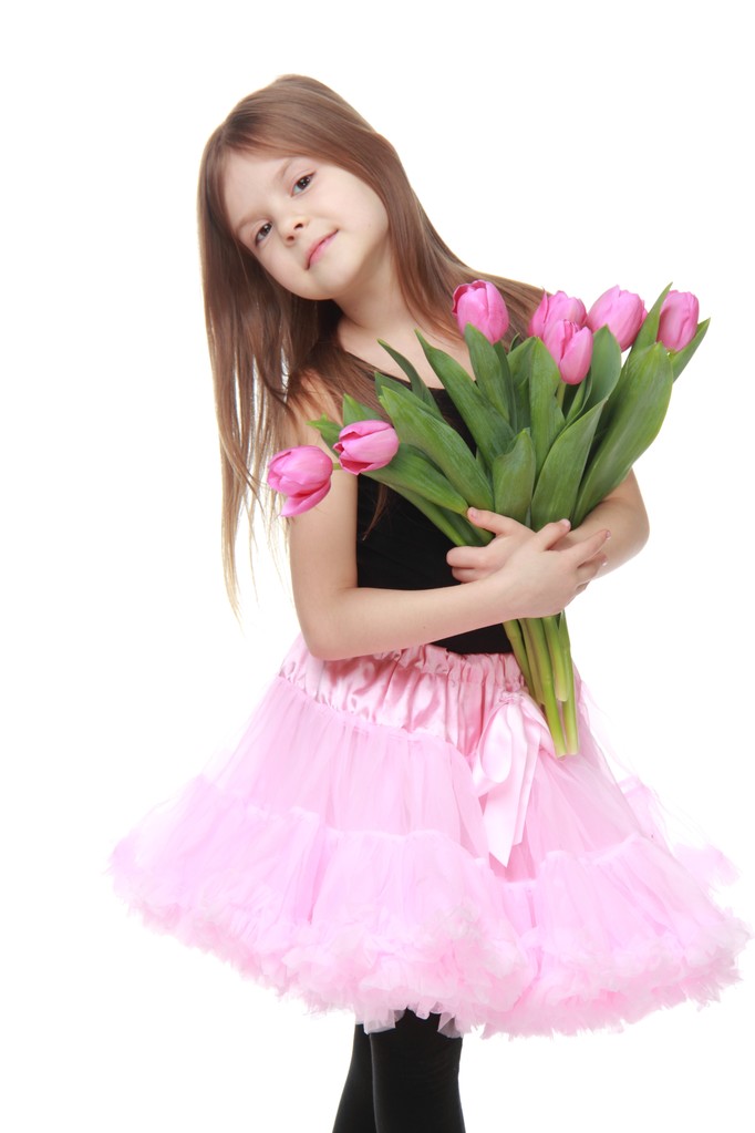 schattige kleine danser met lange haren die een mooi boeket van tulpen - Foto, afbeelding