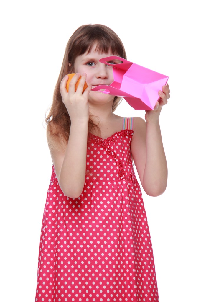 Здорова маленька дівчинка в літній сукні тримає подарунок
 - Фото, зображення
