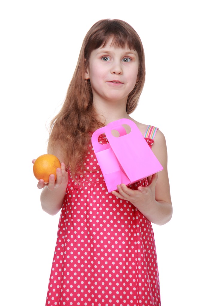 gezonde meisje in een zomerjurk houden een geschenk - Foto, afbeelding