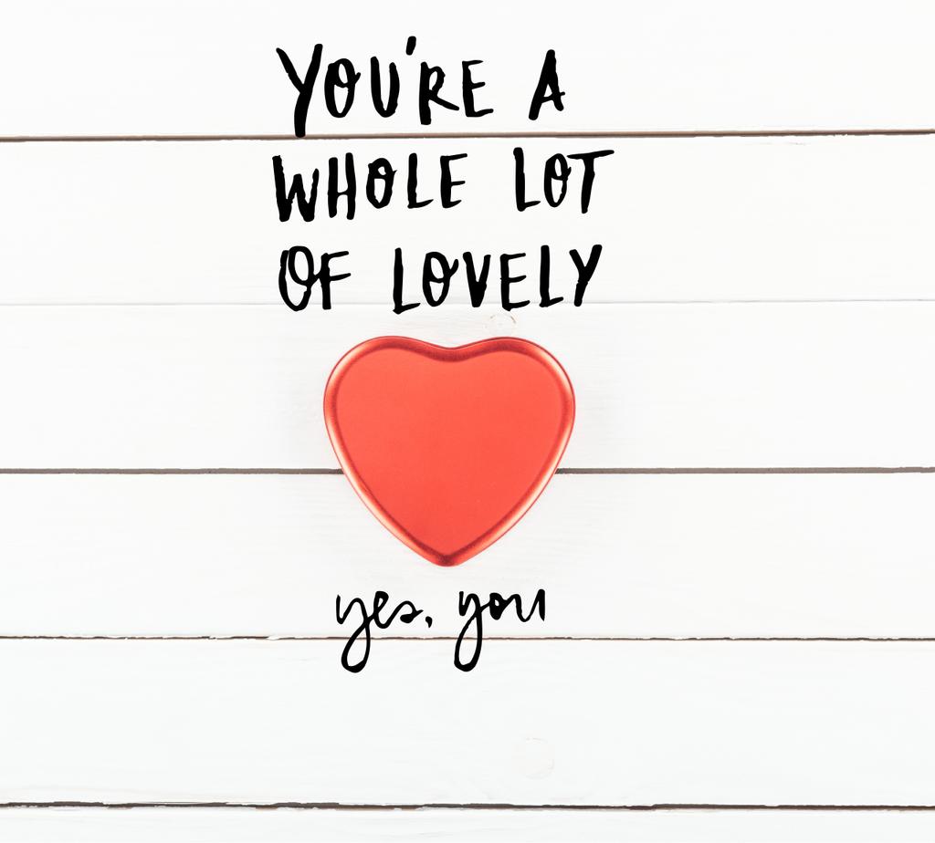 vista superior da caixa em forma de coração vermelho com dia dos namorados "você é um monte de adorável, sim você" lettering no fundo de madeira branco
  - Foto, Imagem