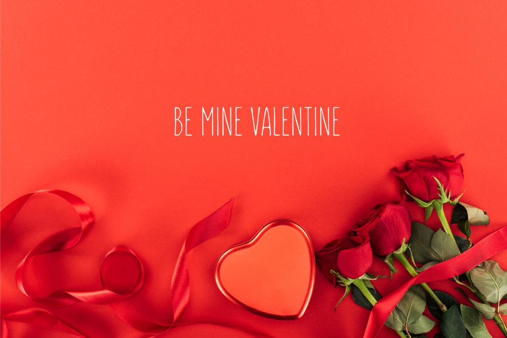 a szív alakú doboz és a rózsa vörös, "legyen enyém valentine" elszigetelt felülnézet betűkkel, Szent Valentin-nap koncepció - Fotó, kép