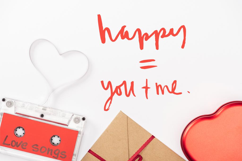 Draufsicht auf Audiokassette mit 'Liebeslieder' -Schriftzug und Herzsymbol isoliert auf weißem, Valentinstag-Konzept mit Liebesschrift - Foto, Bild