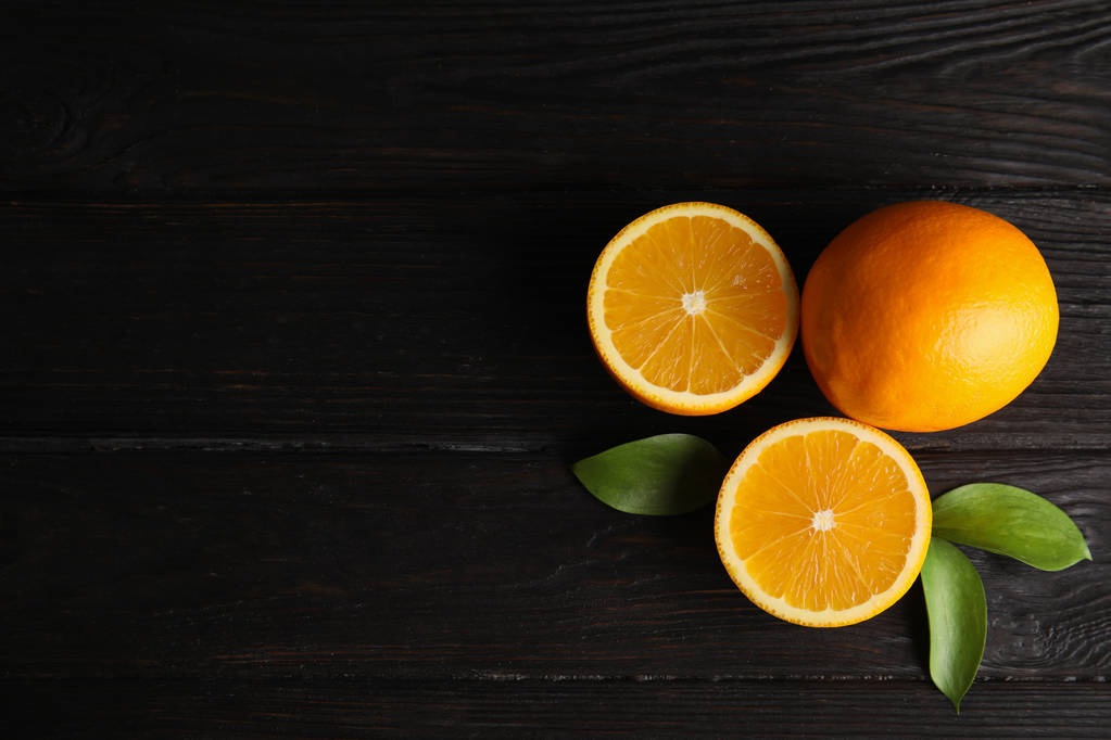 Επίπεδη lay σύνθεση με φρέσκα πορτοκάλια στο ξύλινο τραπέζι. Χώρο για το κείμενο - Φωτογραφία, εικόνα