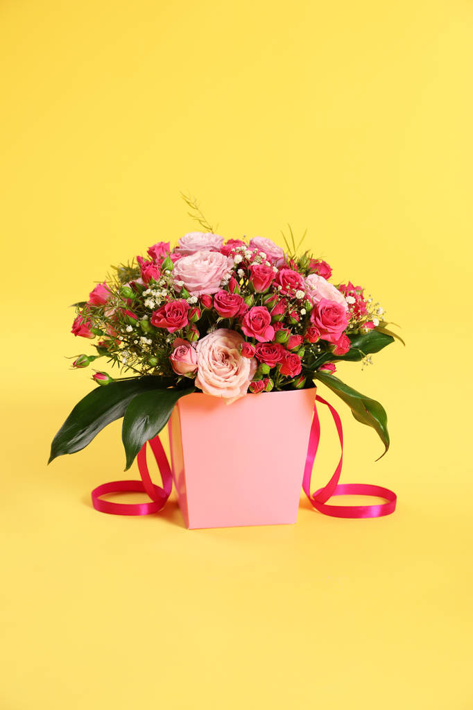 Krásnou kytici květin v papírové krabičky na barvu pozadí - Fotografie, Obrázek