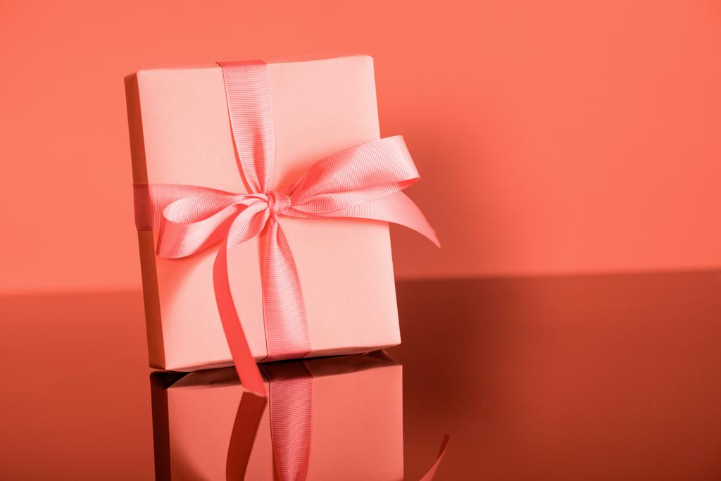 de doos van de gift van verjaardag in trendy wonen koraal kleur. PANTONE-kleur van het jaar 2019-concept  - Foto, afbeelding