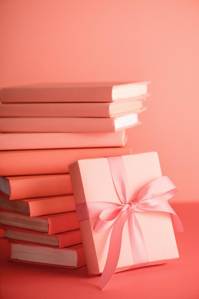 Stoh knih a krabičky v životních korálové barvy. Pantone barva roku 2019 koncepce - Fotografie, Obrázek