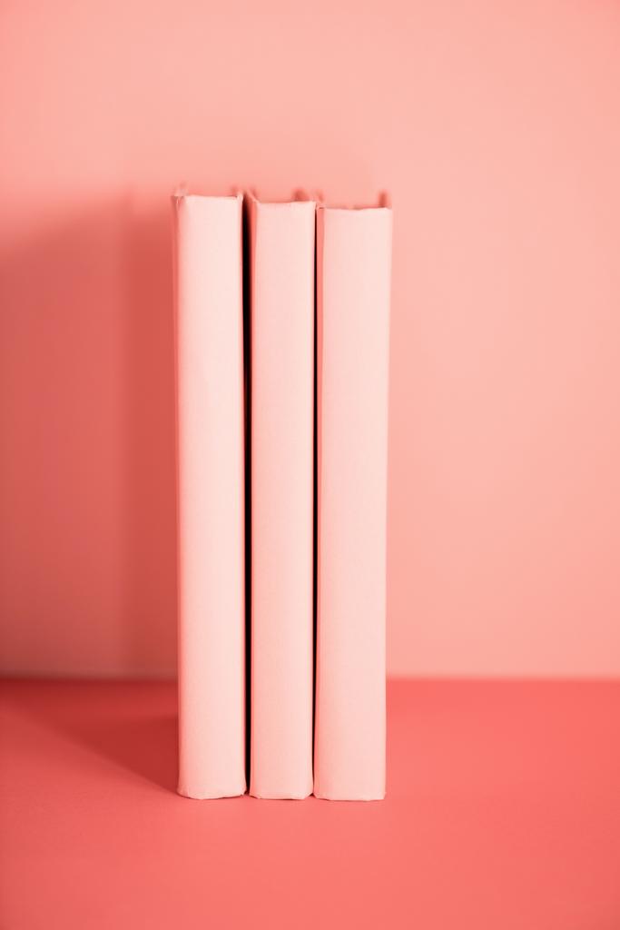 yaşayan üç kitabı mercan arka plan. Yıl 2019 kavramının Pantone renk - Fotoğraf, Görsel