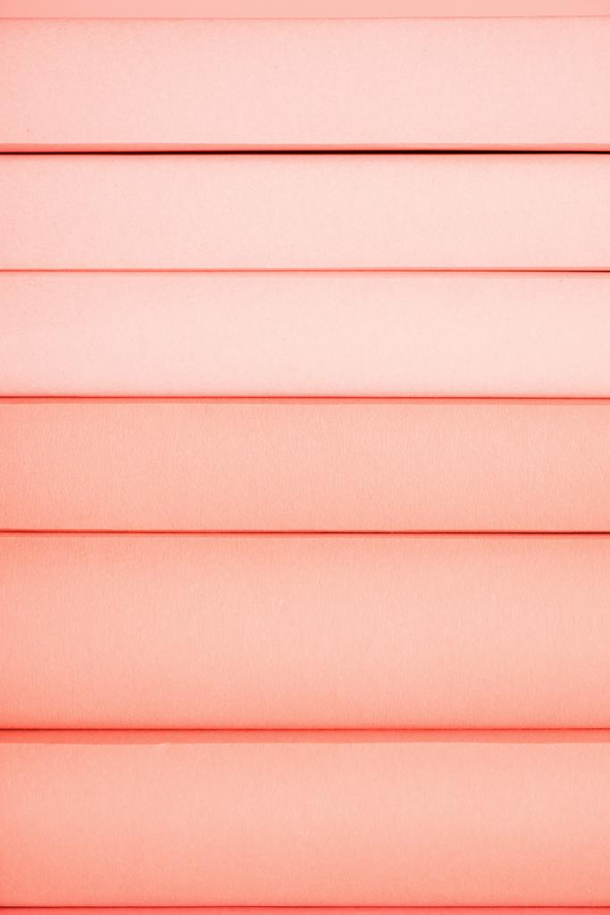 φόντο με ζουν κοραλλιών στοίβα από βιβλία. Pantone χρώμα της έννοιας έτος 2019 - Φωτογραφία, εικόνα