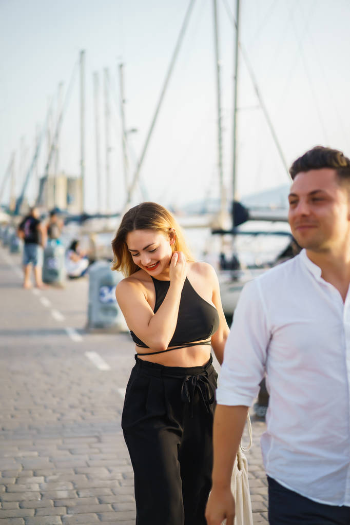 счастливая пара в любви прогулки в порту, смеясь и улыбаясь
 - Фото, изображение