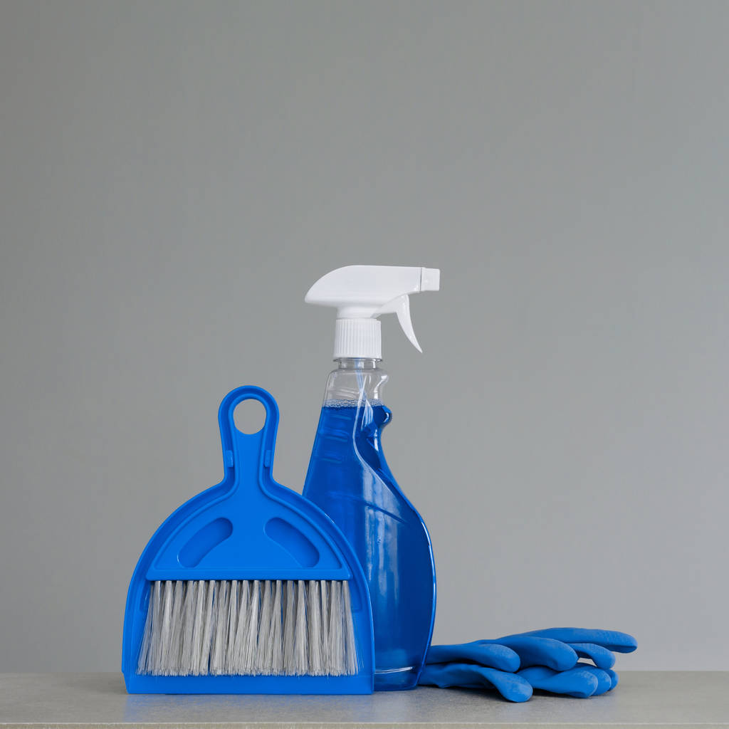 Garrafa de limpeza spray, colher e luvas de borracha. Kit de limpeza azul em fundo neutro. Espaço de cópia
. - Foto, Imagem