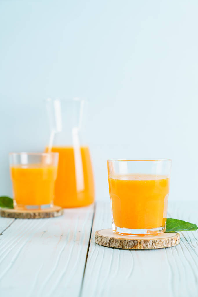 Verse jus d'orange op hout achtergrond - gezonde drank - Foto, afbeelding