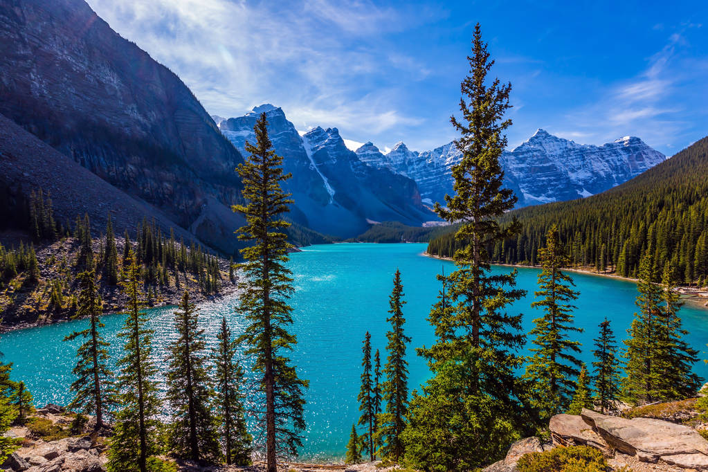 Lago Moraine, los lagos más bellos del mundo. Se encuentra en el Valle de los Diez Picos en Banff. El concepto de turismo ecológico, fotográfico y activo
 - Foto, imagen