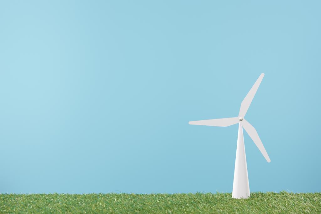 tuulimylly malli vihreä ruoho ja sininen tausta
    - Valokuva, kuva