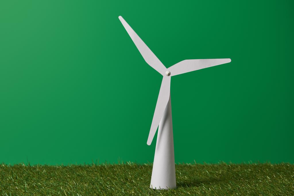 modelo de molino de viento blanco sobre hierba verde y fondo
    - Foto, imagen