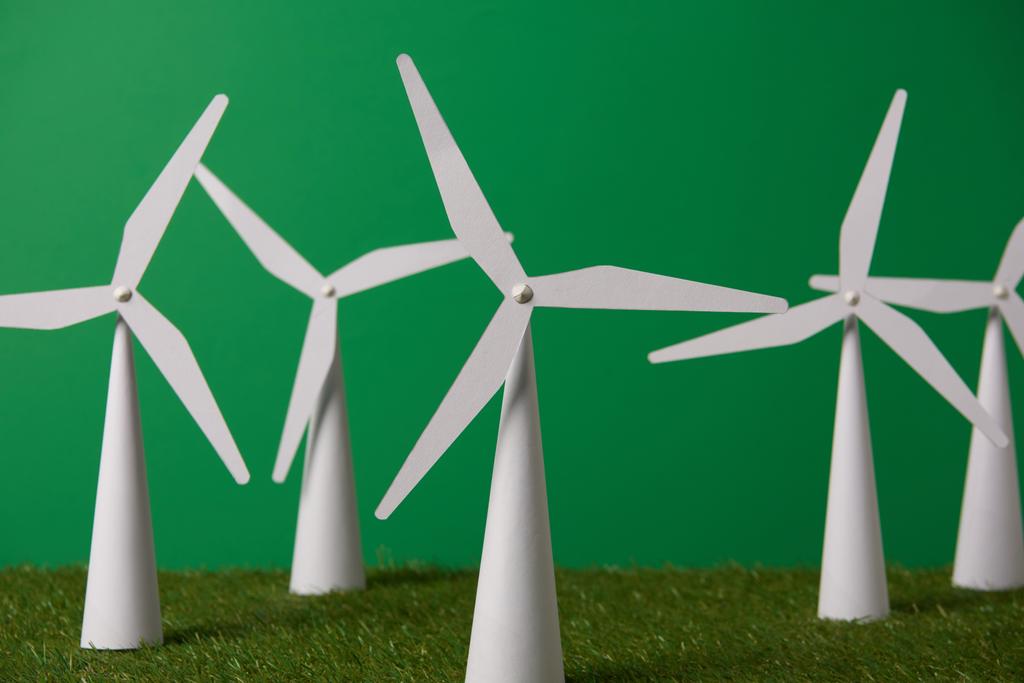 modelos de moinho de vento branco na grama e fundo verde
    - Foto, Imagem