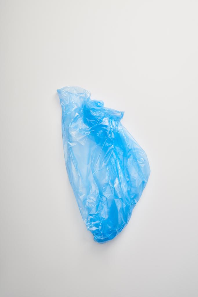 vista superior de la bolsa de basura azul sobre fondo blanco
 - Foto, imagen