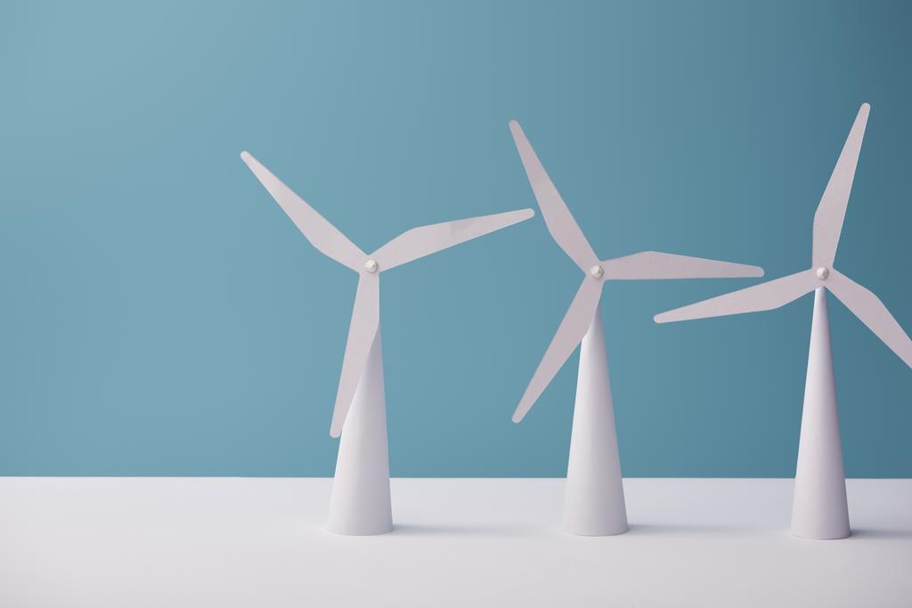 windmolen modellen op witte tafel en blauwe achtergrond - Foto, afbeelding