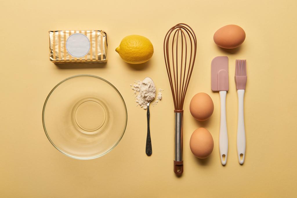 vista superior de los utensilios de cocina e ingredientes sobre fondo amarillo
 - Foto, Imagen