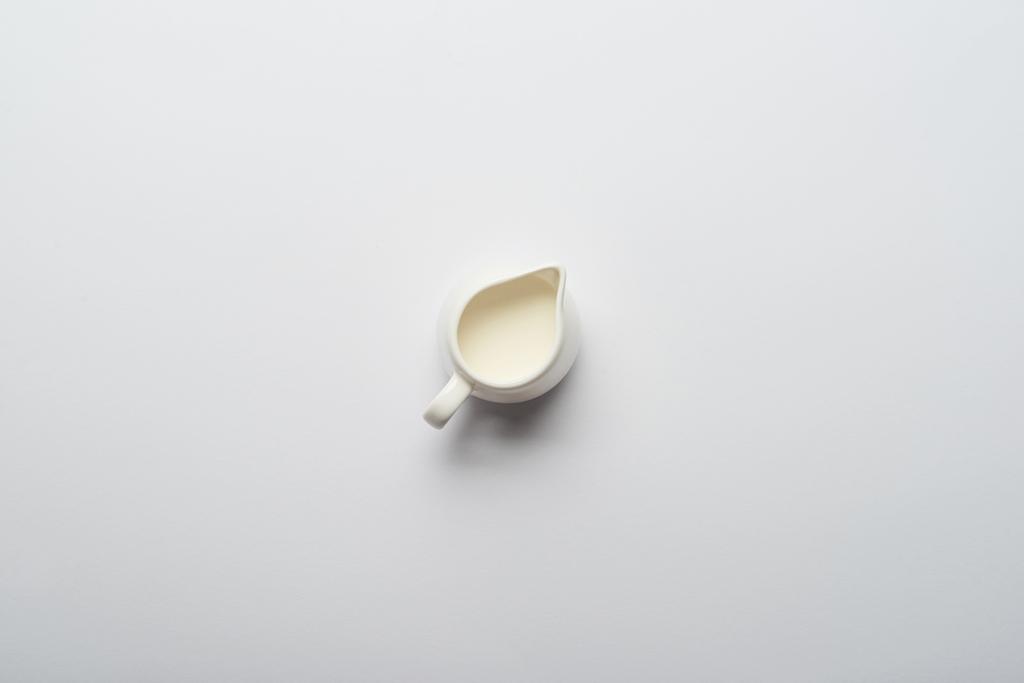 Widok z góry biały Jar ze świeżego mleka na szarym tle - Zdjęcie, obraz