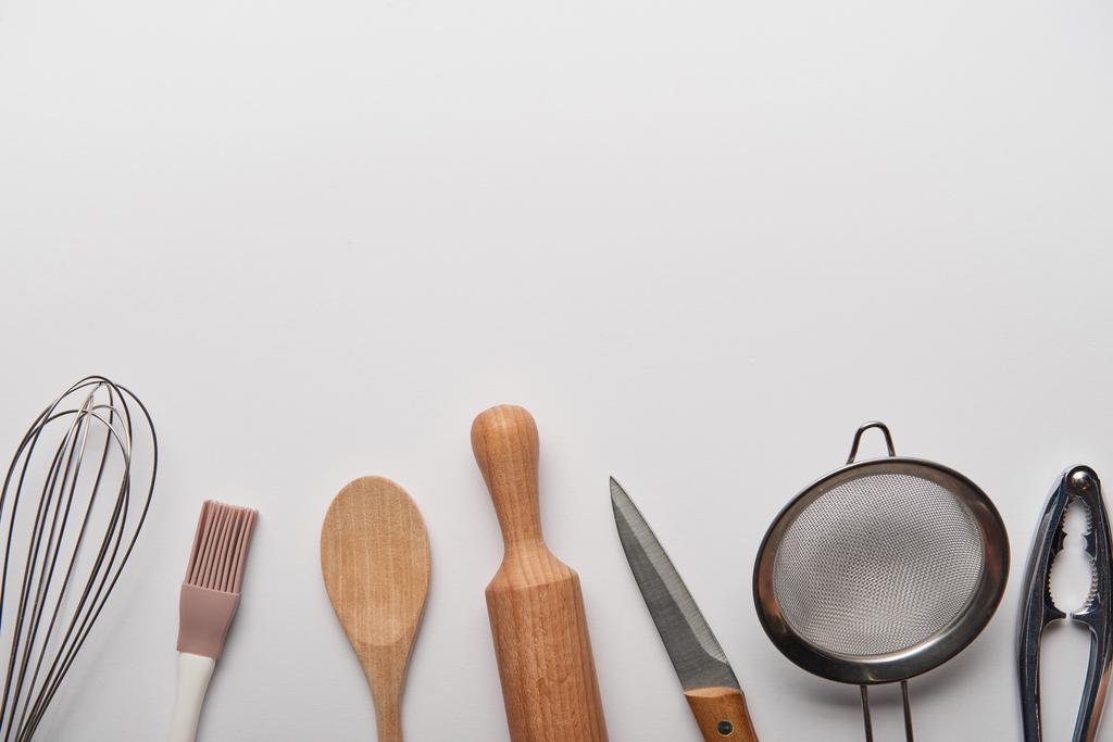 mutfak aletleri gri arka plan üzerinde üstten görünüm  - Fotoğraf, Görsel