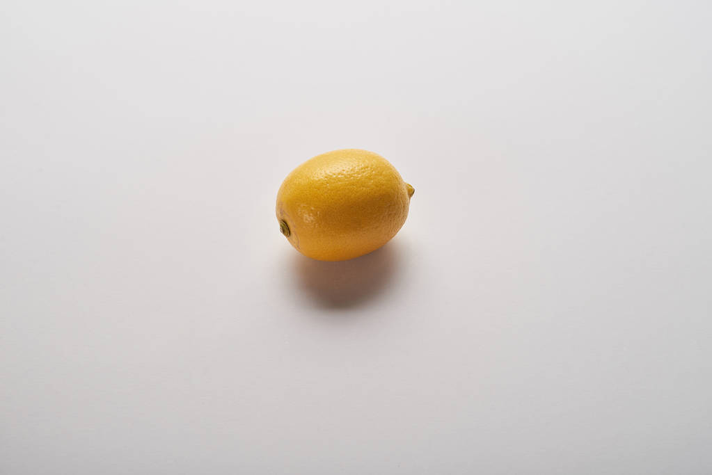 keltainen kypsä koko sitruuna harmaalla pohjalla
 - Valokuva, kuva