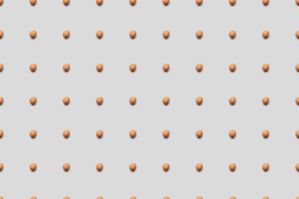 органические коричневые яйца на сером фоне, бесшовный узор
 - Фото, изображение