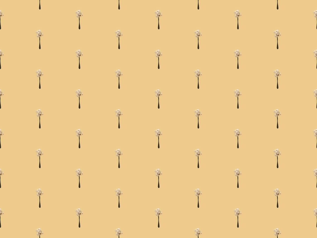 verstreutes Mehl in Löffeln auf gelbem Hintergrund, nahtloses Muster - Foto, Bild