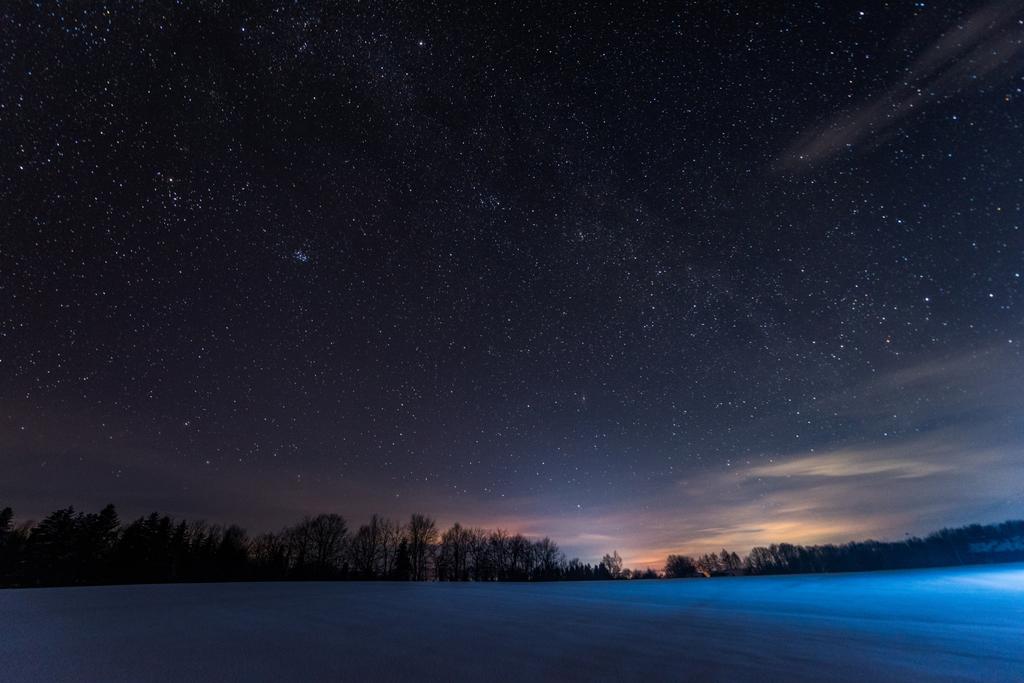 cielo oscuro lleno de estrellas brillantes en las montañas de los Cárpatos en invierno por la noche
 - Foto, Imagen