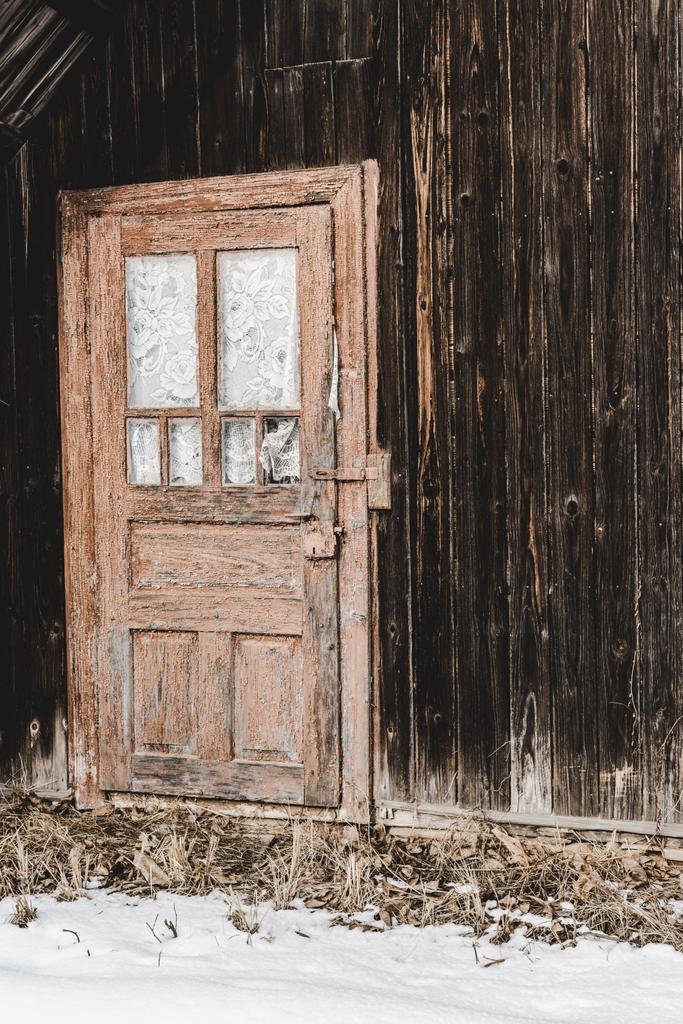 régi viharvert fa ház ajtó télen - Fotó, kép