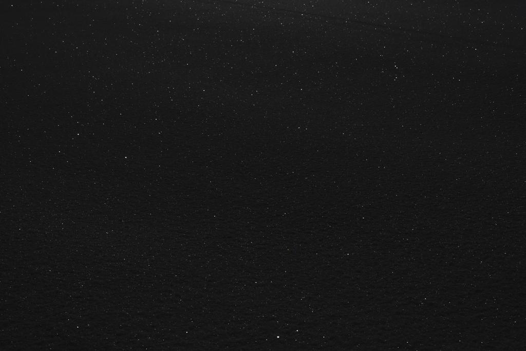 λαμπερό λαμπερά αστέρια στο σκοτεινό νυχτερινό ουρανό - Φωτογραφία, εικόνα