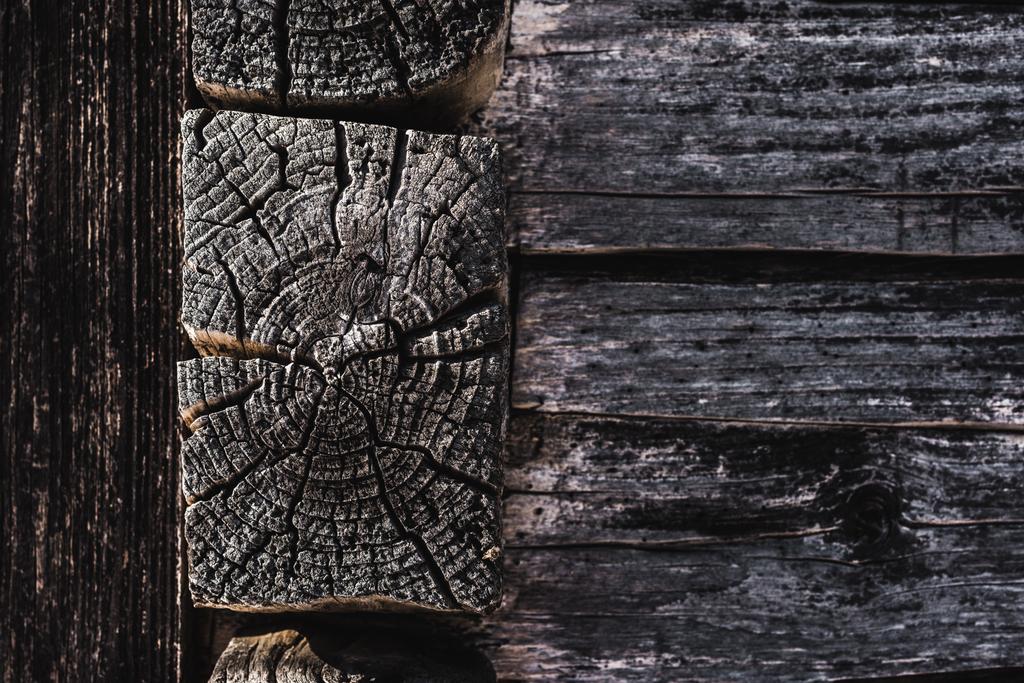 темно-коричневые текстурные деревянные бревна
 - Фото, изображение