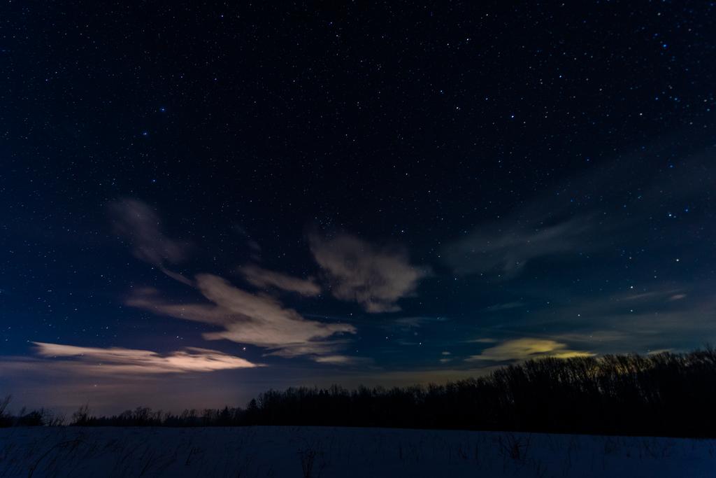 cielo scuro stellato nelle montagne carpatiche di notte in inverno
 - Foto, immagini