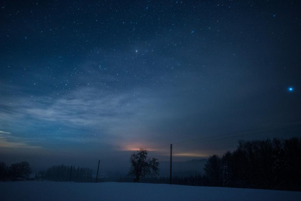 kış geceleri Karpat Dağları'nda yıldızlı karanlık gökyüzü - Fotoğraf, Görsel