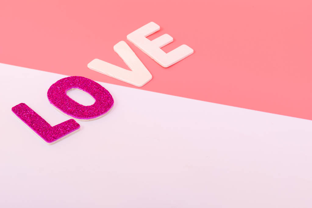 Word liefde op roze kleur en witte kleur voor de achtergrond, Valentijn - Foto, afbeelding