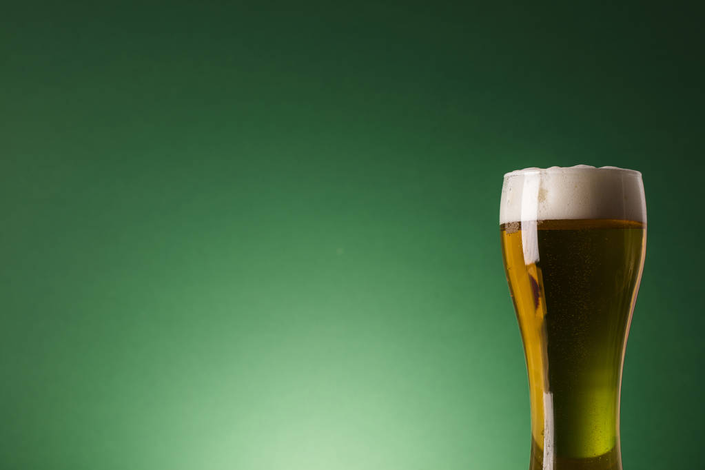 St Patrick je den pivo před zeleným pozadím - Fotografie, Obrázek