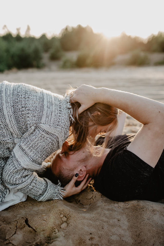 Молодая, счастливая пара целуется на пляже
  - Фото, изображение