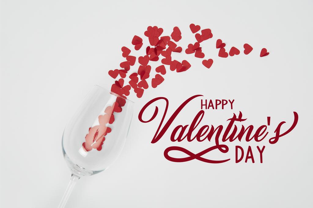 vista superior de vidro de vinho e pequenos corações de corte de papel no fundo branco com letras "Feliz Dia dos Namorados"
  - Foto, Imagem
