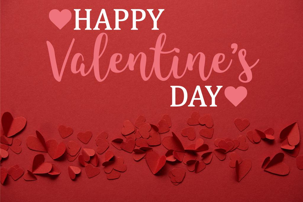 halom dekorációs papír vágott szívek piros háttér "Boldog Valentin-napot" felirat  - Fotó, kép