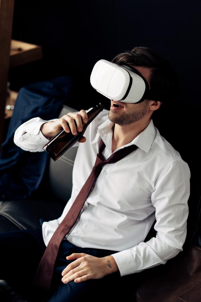 homem vestindo fone de ouvido realidade virtual e beber cerveja
  - Foto, Imagem