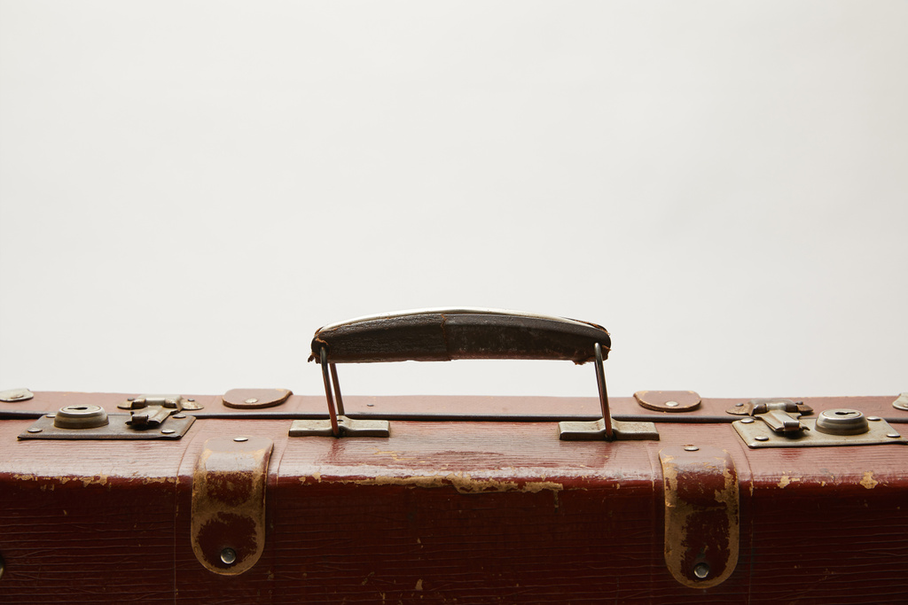 Schaum brauner Koffer mit Kopierraum isoliert auf grau - Foto, Bild