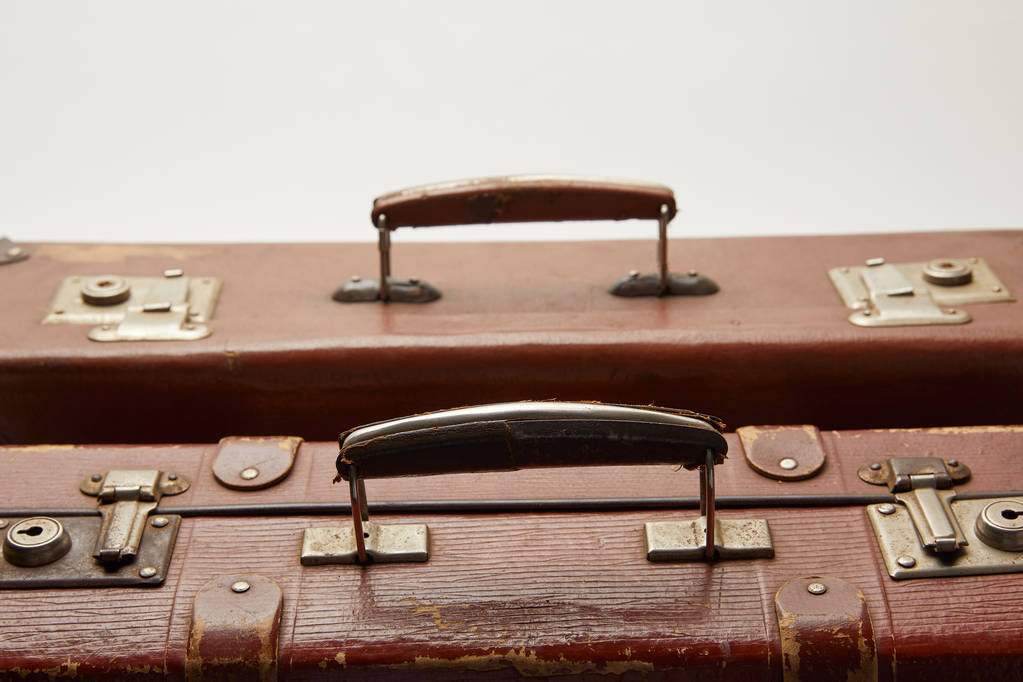 винтажные коричневые чемоданы, изолированные на сером
 - Фото, изображение