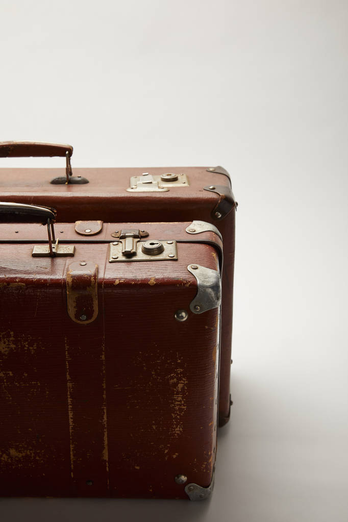 gri arka plan üzerinde kopya alanı ile kahverengi bavul  - Fotoğraf, Görsel