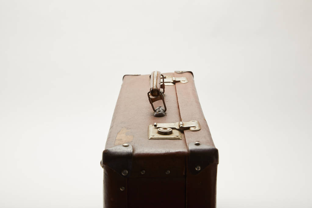 valigia in pelle vintage isolata su grigio
 - Foto, immagini