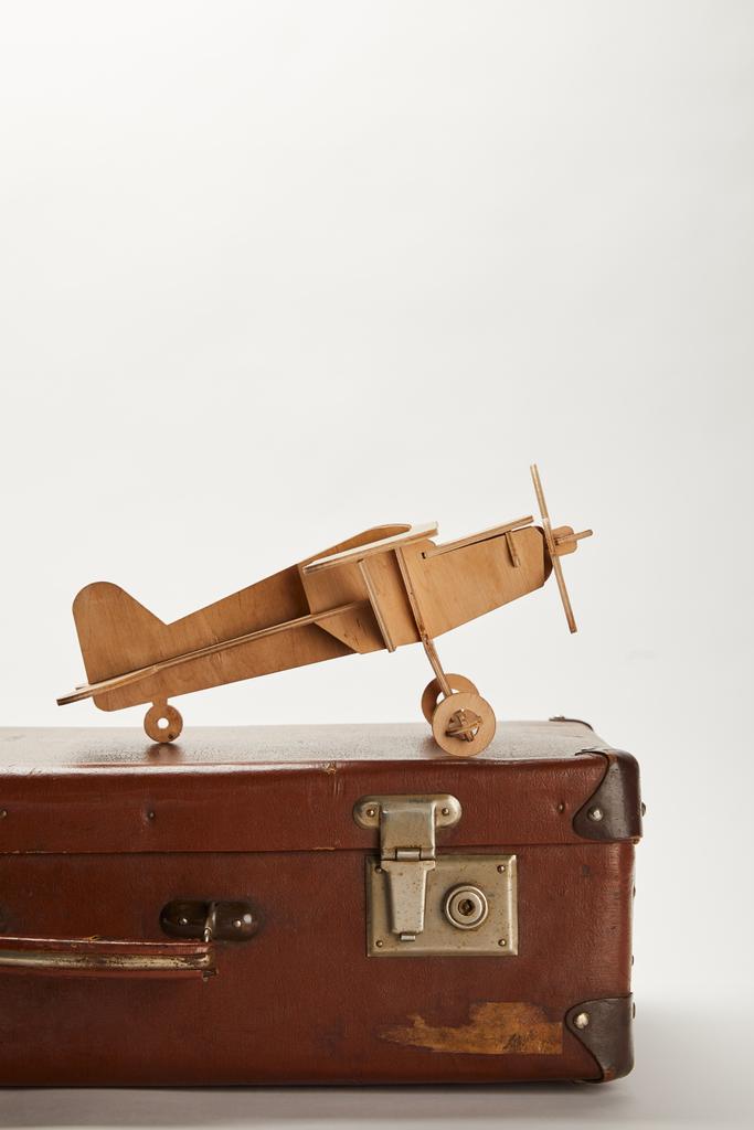 コピー スペースと茶色の革のスーツケースでおもちゃの飛行機  - 写真・画像
