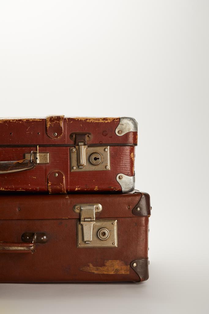 コピー スペースと灰色の背景にレトロなブラウンのスーツケース  - 写真・画像