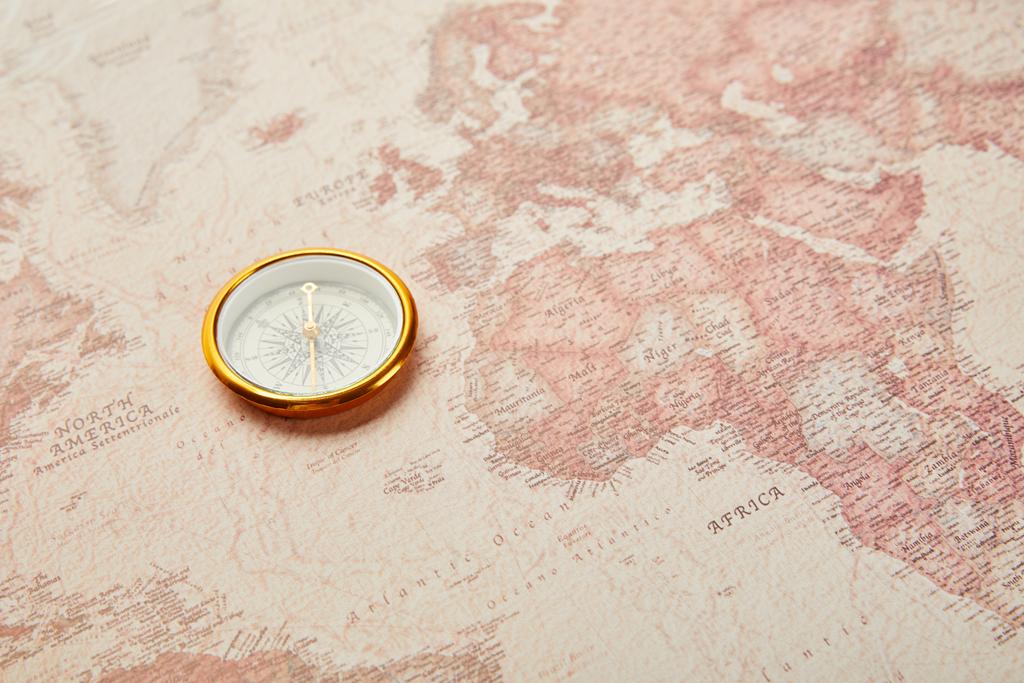 Golden compass vintage világtérképen  - Fotó, kép